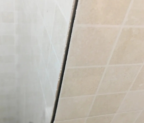 宜州瓷砖空鼓维修公司分享阳台瓷砖脱落的修复过程可以分为以下几个步骤