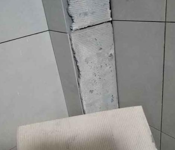 宜州瓷砖空鼓维修公司分享下厨房瓷砖脱落的补救措施。
